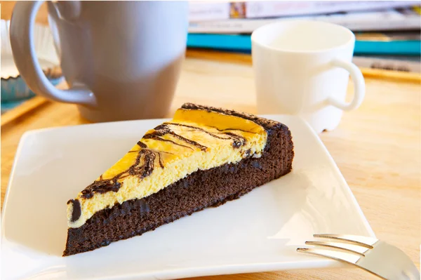 Browny cheese cake on white dish with coffee cup and relaxing ma — Stock Photo, Image