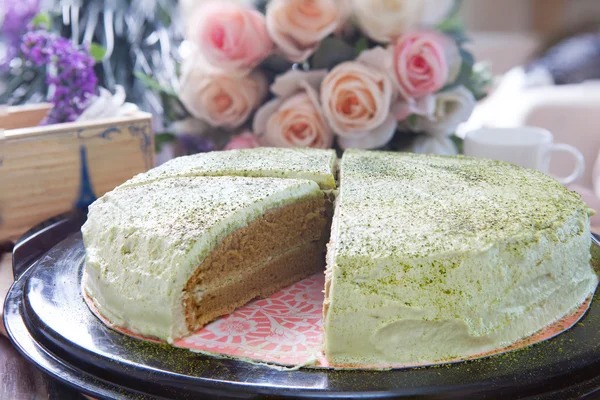 Cerrar gran libra de pastel de té verde en rodajas en la mesa —  Fotos de Stock