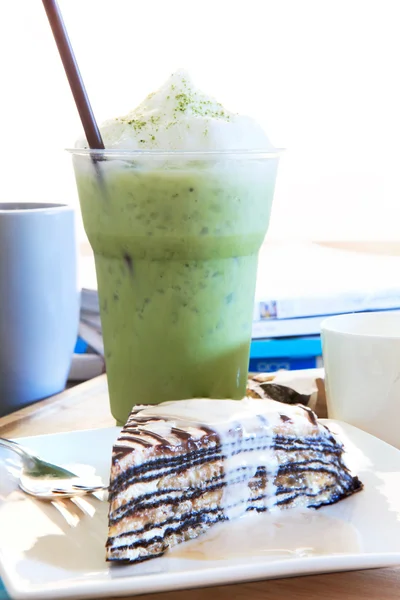 Kus mable dort s vanilkovým krémem a cool zelený čaj v gla — Stock fotografie