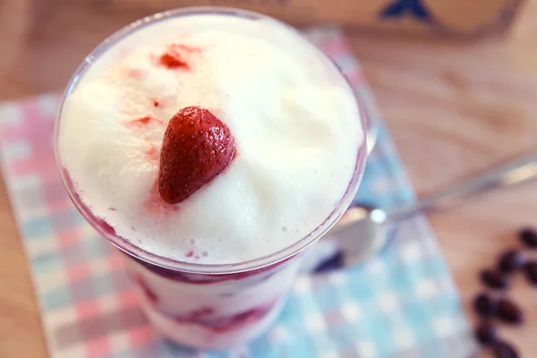 赤い甘いいちごミルクにスムーズにトップ ボトル — ストック写真