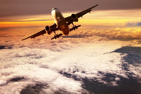 Avion à réaction de passagers décollent à mi-air contre belle or — Photo