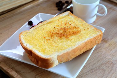 tost ekmeğine yağ ve şekeri beyaz tabakta yemek hazır c