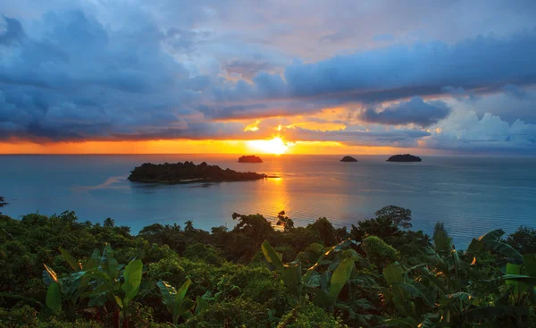 Puesta de sol y hermoso cielo oscuro en el punto de vista de la isla de Koh Chang t —  Fotos de Stock