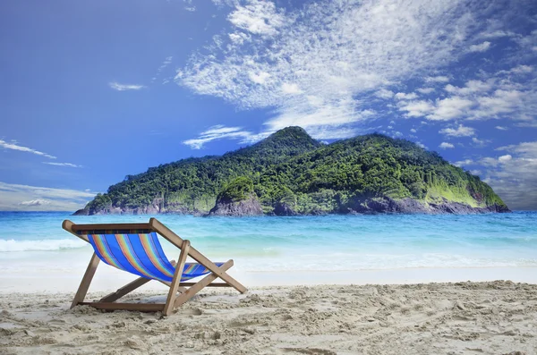 Chaises en bois pont sur plage de sable blanc avec de l'eau de mer bleu clair a — Photo