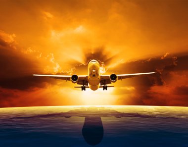 Sun set ile güzel deniz seviyesinin üzerinde uçan jet yolcu uçağı
