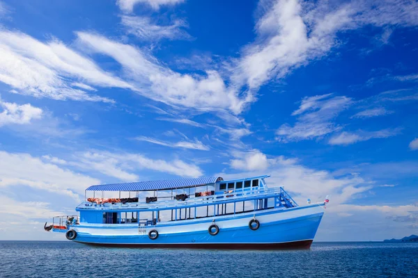Пассажирская деревянная лодка, плывущая по синей морской воде с красивой — стоковое фото