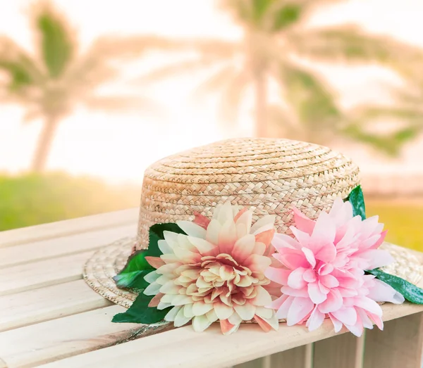 Beautiful straw hat decorated with artifucial flowers on wood ta — Stock Photo, Image