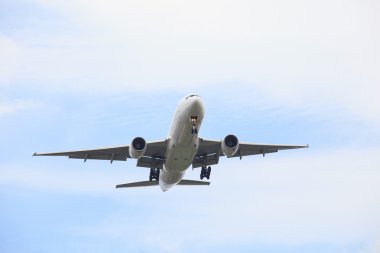 Kopya ile güzel mavi gökyüzü uçan jet yolcu uçağı
