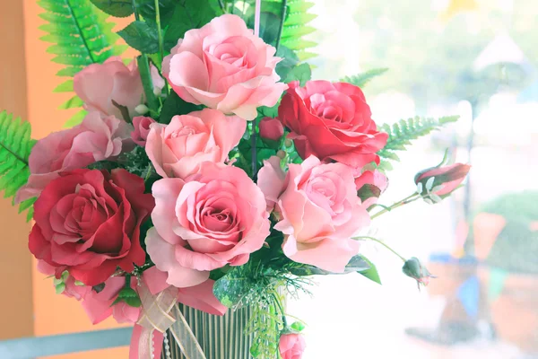 Close up de rosas flores buquê decorado em casa interior sagacidade — Fotografia de Stock