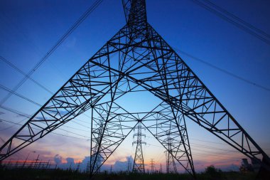 Güzel karşı yüksek gerilim elektrik direği gölgeli silüeti
