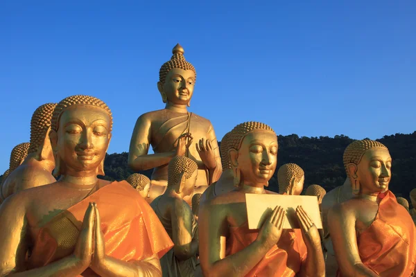 Χρυσό άγαλμα του Βούδα στο ναό με όμορφο πρωινό φως agai — Φωτογραφία Αρχείου