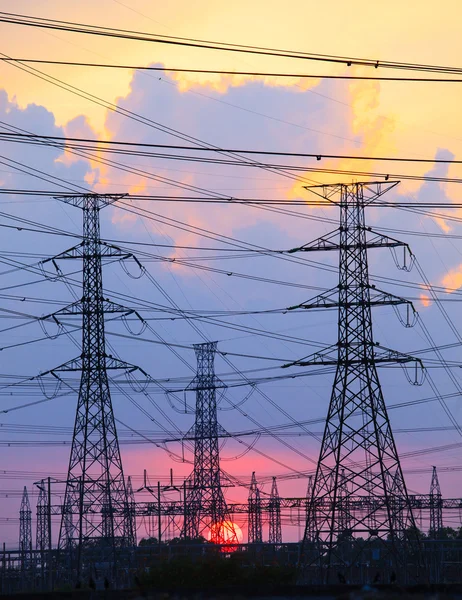 Hermosa puesta de sol detrás de la industria de la electricidad uso de fincas como — Foto de Stock