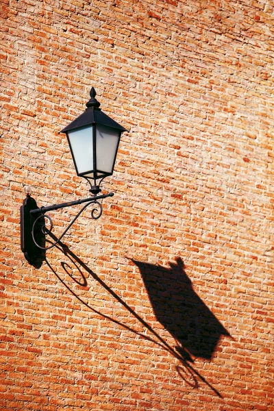 Vieux rétro vintage lampadaire sur mur de briques avec espace de copie arrière — Photo