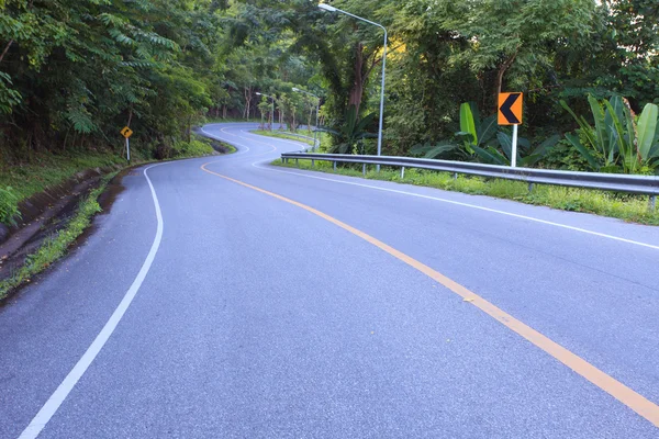 Curva de estrada de asfalto em alta montanha caminhos e selva ao nosso lado — Fotografia de Stock