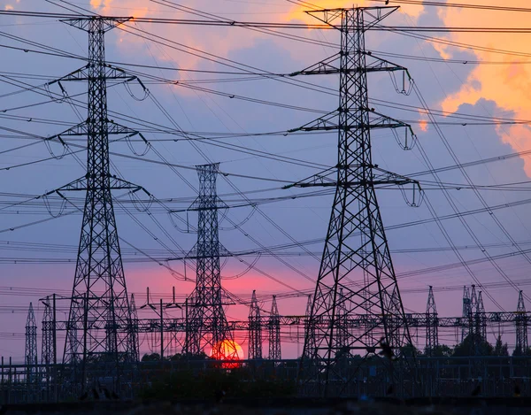 Prachtige zonsondergang achter elektriciteit plant industrie goed gebruik als — Stockfoto