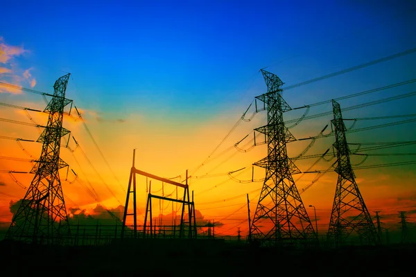 Hermosa puesta de sol detrás de la industria de la electricidad uso de fincas como — Foto de Stock