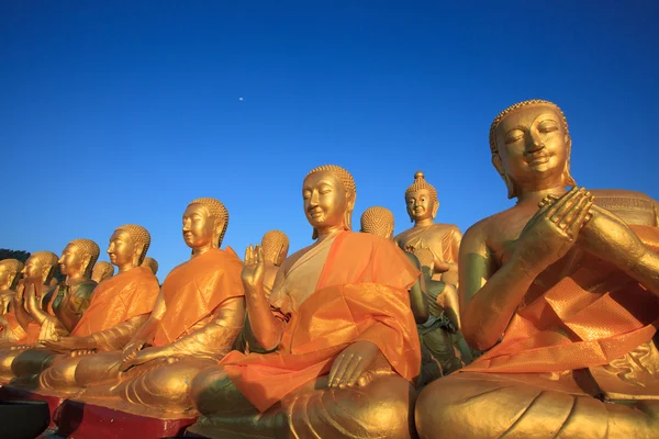 Arany buddha szobor a templom, a gyönyörű reggel könnyű ágai — Stock Fotó