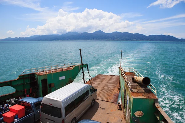 Barco de transbordador navegando sobre el uso de agua de mar azul para isla y mar t —  Fotos de Stock