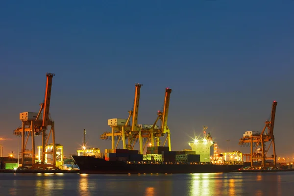 Hermosa iluminación del buque comercial de contenedores de carga con barco —  Fotos de Stock