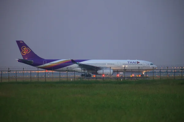 BANGKOK TAILANDIA 21 DE NOVIEMBRE: Avión de vías aéreas tailandesas listo para tomar — Foto de Stock