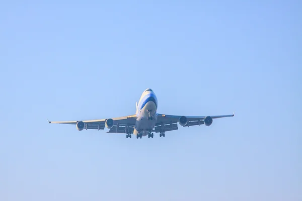 Passagierflugzeug bereitet Landung auf Landebahn des Flughafens vor — Stockfoto