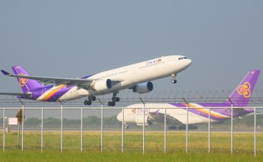Bangkok Tayland 22 Kasım: Tay airways atın üzerinden uçak 