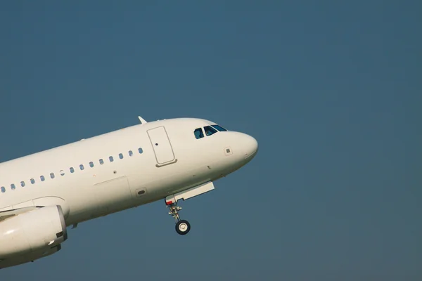 Ingrandisci il veiw anteriore dell'aereo a reazione del passeggero decolla per volare — Foto Stock