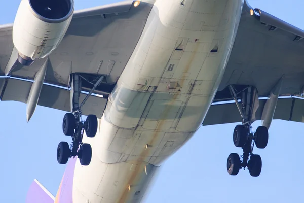 Close up of bottom view of passenger jet plane show driving whee — Stock Photo, Image