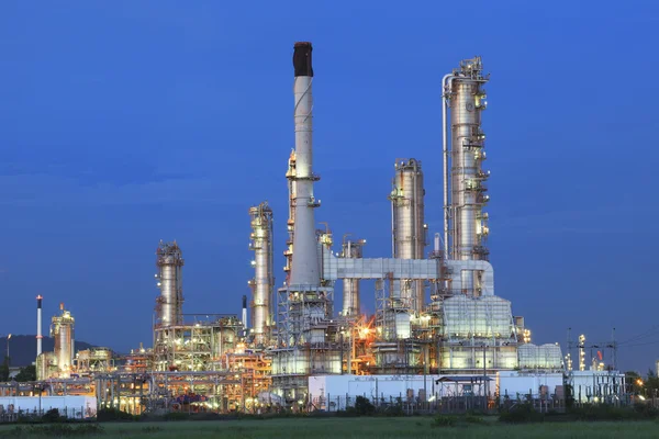 Hermosa hora del crepúsculo en la noche de la planta de refinería de petróleo en el cielo — Foto de Stock