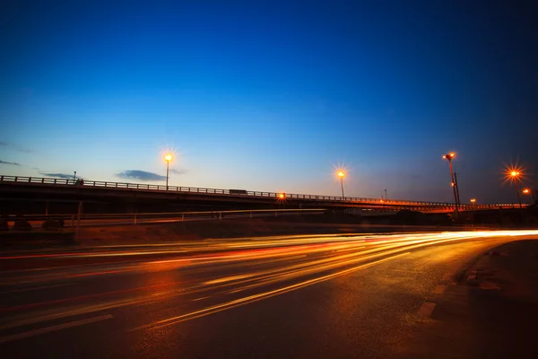 Mooie blauwe dusky hemel piek van twilight tijd en licht paintin — Stockfoto