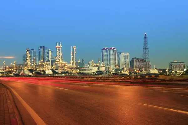 Hermoso paisaje de la ciudad de carretera y transporte terrestre contra lig — Foto de Stock