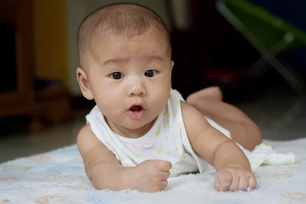 Viso del neonato sdraiato sul letto e bocca aperta wow — Foto Stock