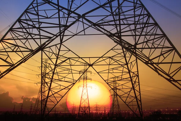 De zonsondergang scène silhouet van hoge spanning elektrische paal structur — Stockfoto