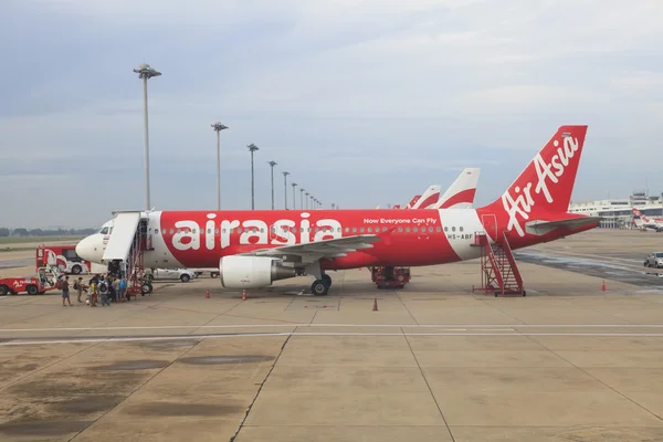 BANGKOK TAILANDIA - 20 de agosto - aire asiático avión de estacionamiento en camino una —  Fotos de Stock