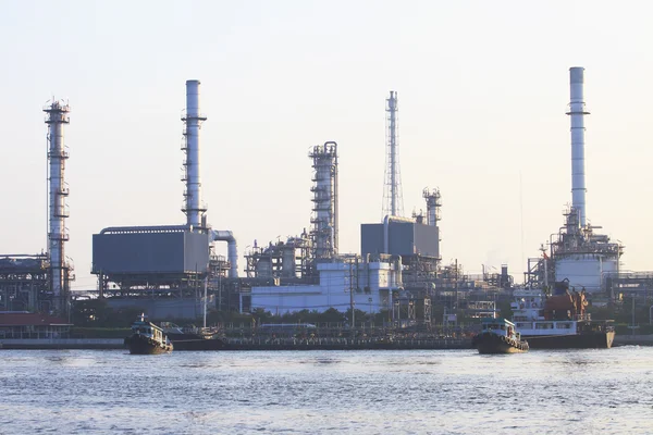 Planta de refinería de petróleo junto al río a la luz de la mañana — Foto de Stock