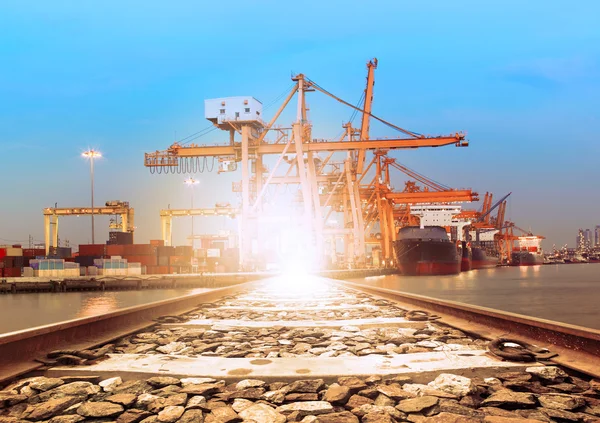 Sínek road szempontjából a hajó a rakomány teherszállítás és a logisztikai szállítás port használata — Stock Fotó