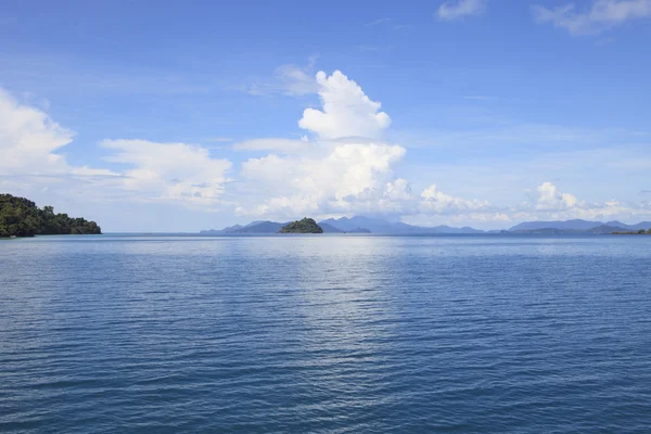 Güzel deniz sahne güneşli ve bulutlu gün kullanıma karşı adada bir — Stok fotoğraf
