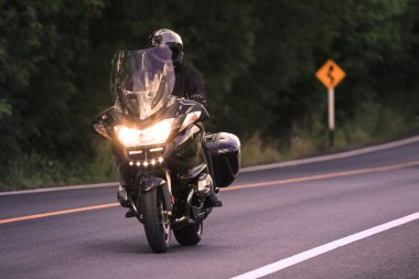 Genç adam büyük sürme asfalt yol kullanımı için men etkin olarak motorcycly