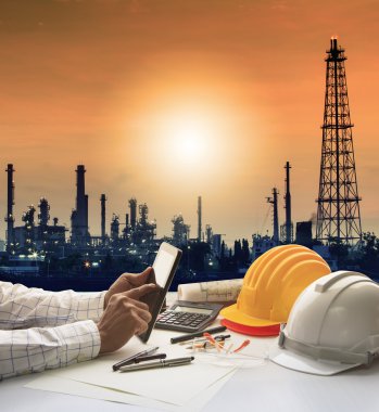 Mühendislik Bilgisayar Tablet petrol siluet karşı çalışma