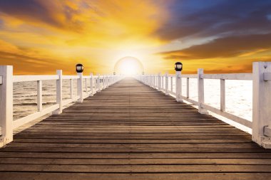 Kimseye karşı güzel ile sun set sahne ve eski ahşap köprü pier