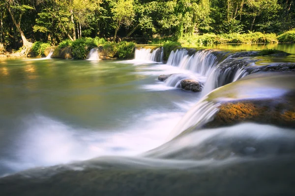 Tiszta mély erdő Thaiföld nemzeti park gyönyörű vízesések — Stock Fotó