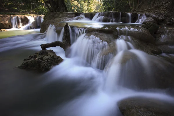 Piękne wodospady w czystej głębokiego lasu Tajlandia Narodowy park — Zdjęcie stockowe