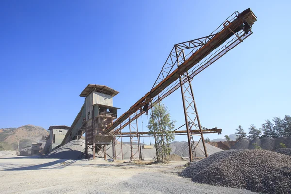 Industriekette der Steinbrechermaschinen zieht um auf logistischen Kies — Stockfoto