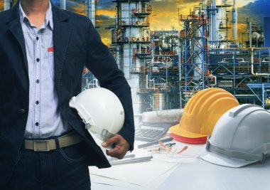 Mühendislik adam petrol r karşı beyaz kask ile ayakta