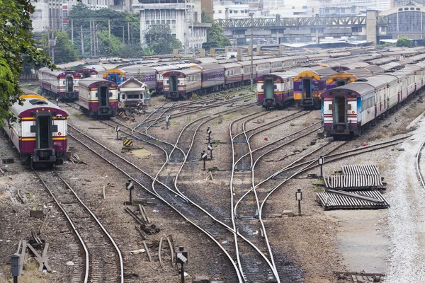 Spoorwegen kruising van bangkok treinen station scène — Stockfoto
