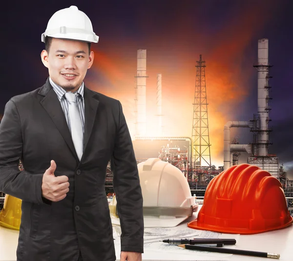 Giovane ingegnere petrolchimico in piedi di fronte al racconto di lavoro o — Foto Stock