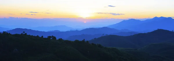 Vista panorámica de la salida del sol sobre la escena de montaña uso para natural — Foto de Stock