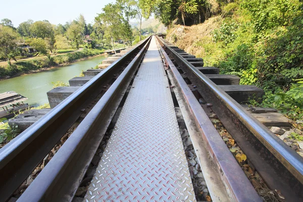 Perspectiva de los viejos ferrocarriles puente de madera en Tailandia kanchanaburi — Foto de Stock