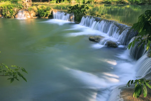 Wunderschöne Wasserfälle in reinem tiefen Wald der thailändischen Nationalpark pa — Stockfoto