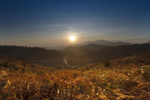 Landskap med utsikt över bergen och solen gå upp himlen användning som naturliga bac — Stockfoto